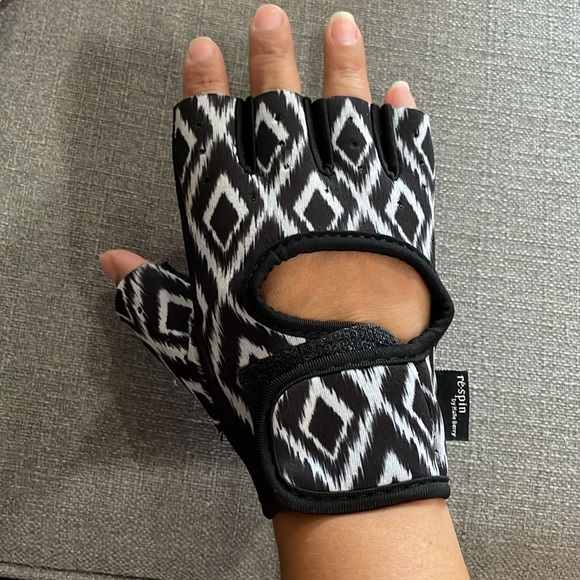 ✨RE•SPIN✨Halle Berry Workout Gloves - Picture 3 of 5